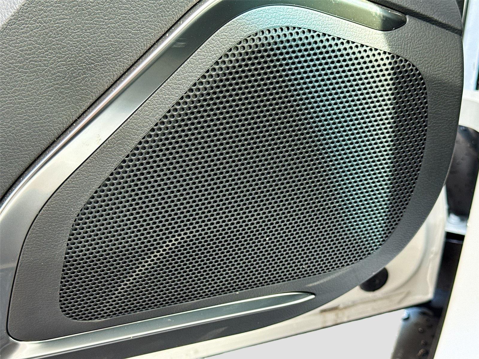 2025 VinFast VF 8 Eco - Photo 19