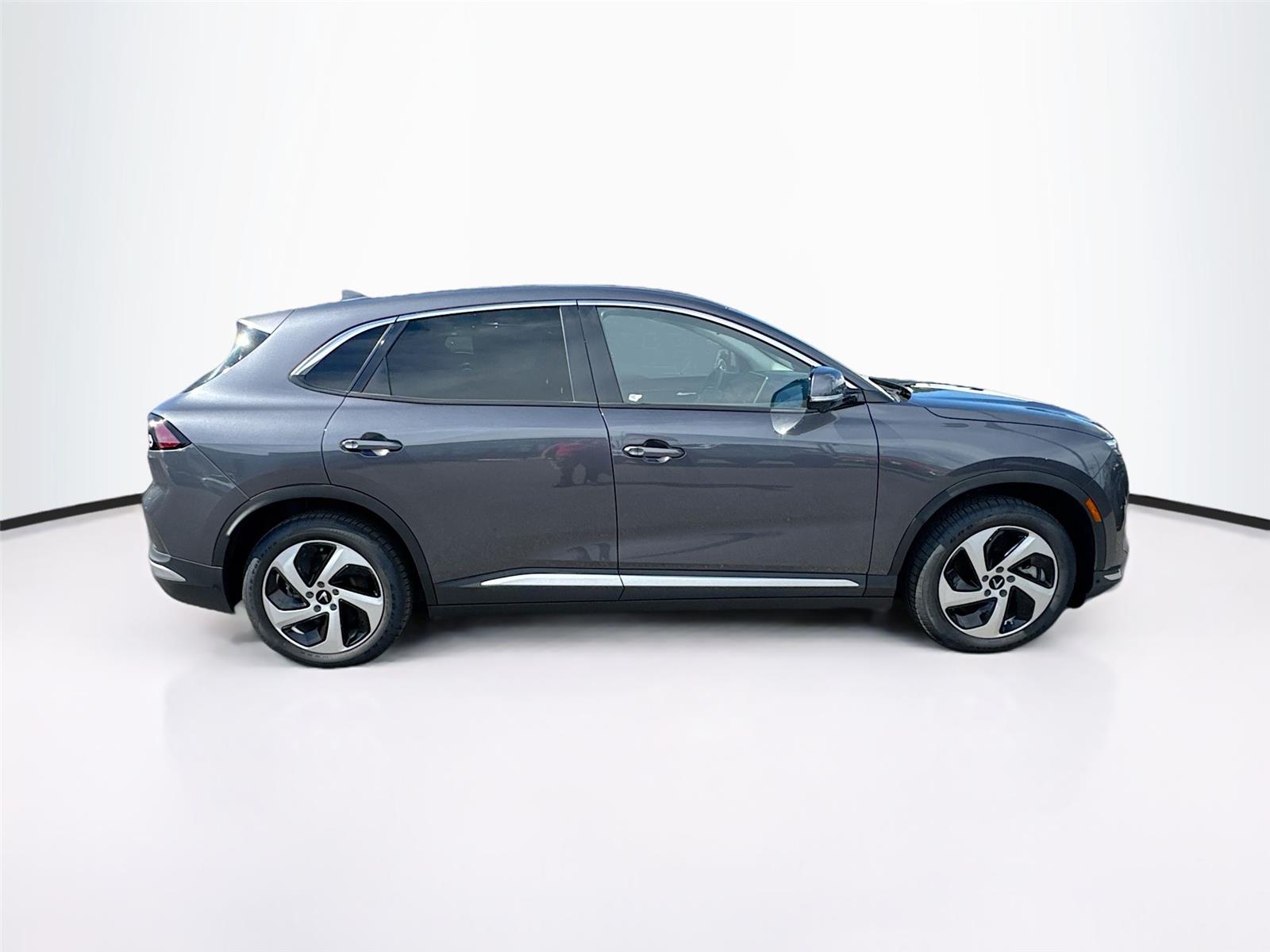 2025 VinFast VF 8 Eco - Photo 8