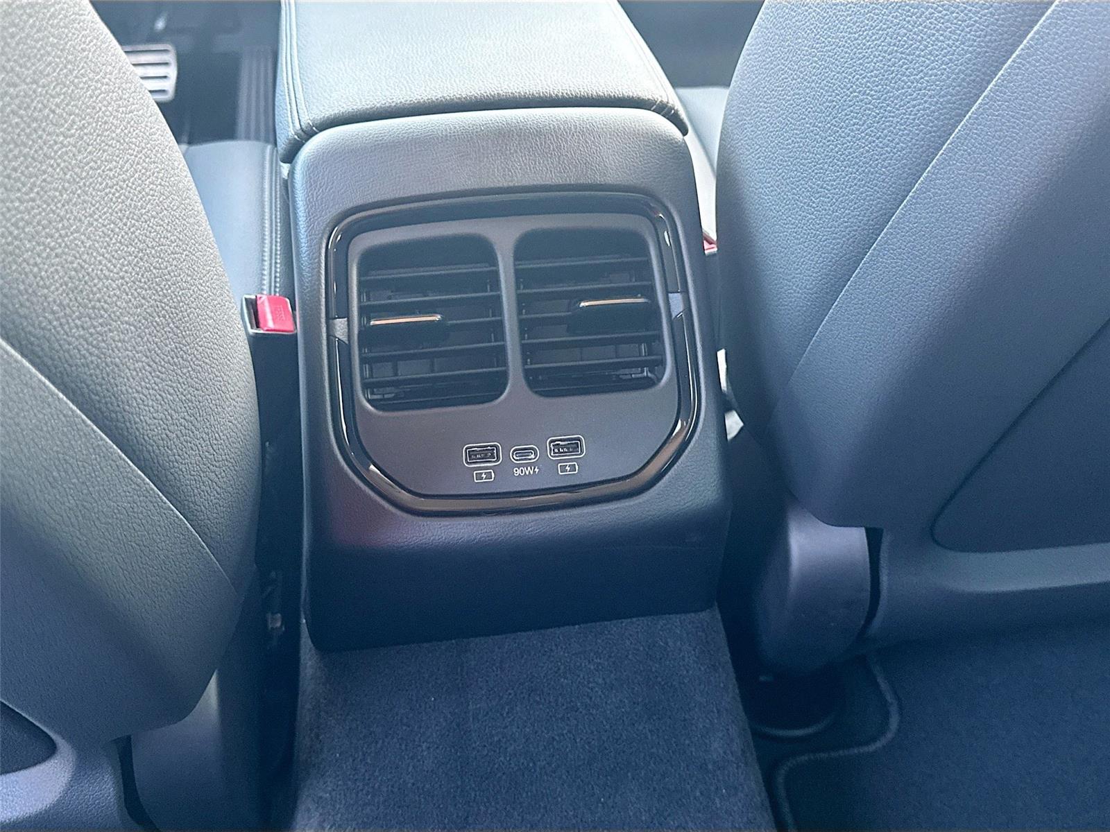 2025 VinFast VF 8 Eco - Photo 25
