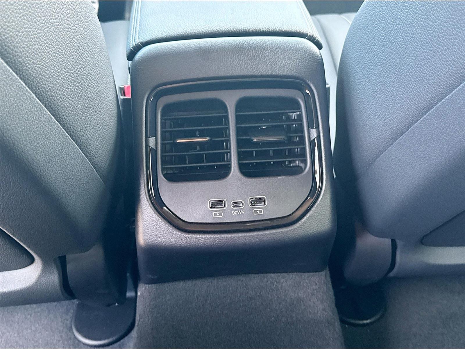 2025 VinFast VF 8 Eco - Photo 25