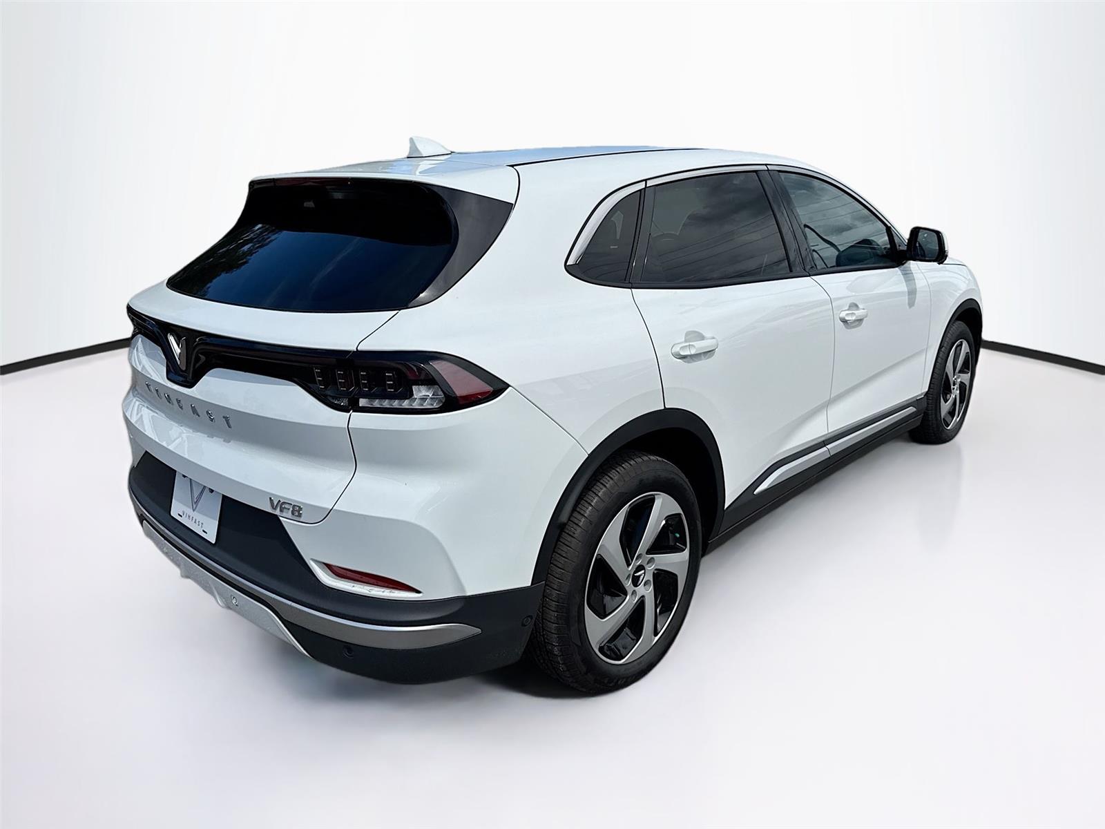 2025 VinFast VF 8 Eco - Photo 7