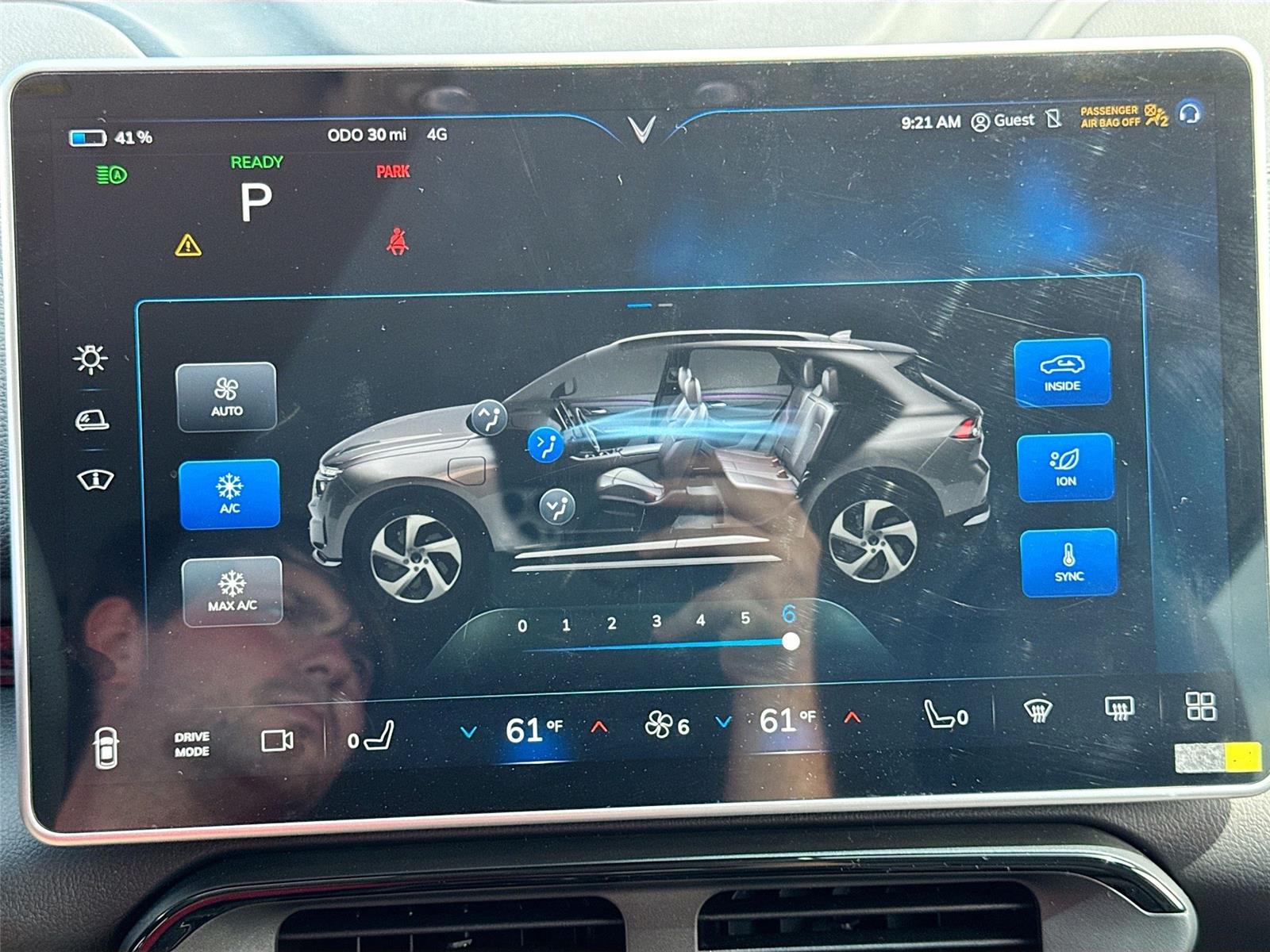2025 VinFast VF 8 Eco - Photo 16