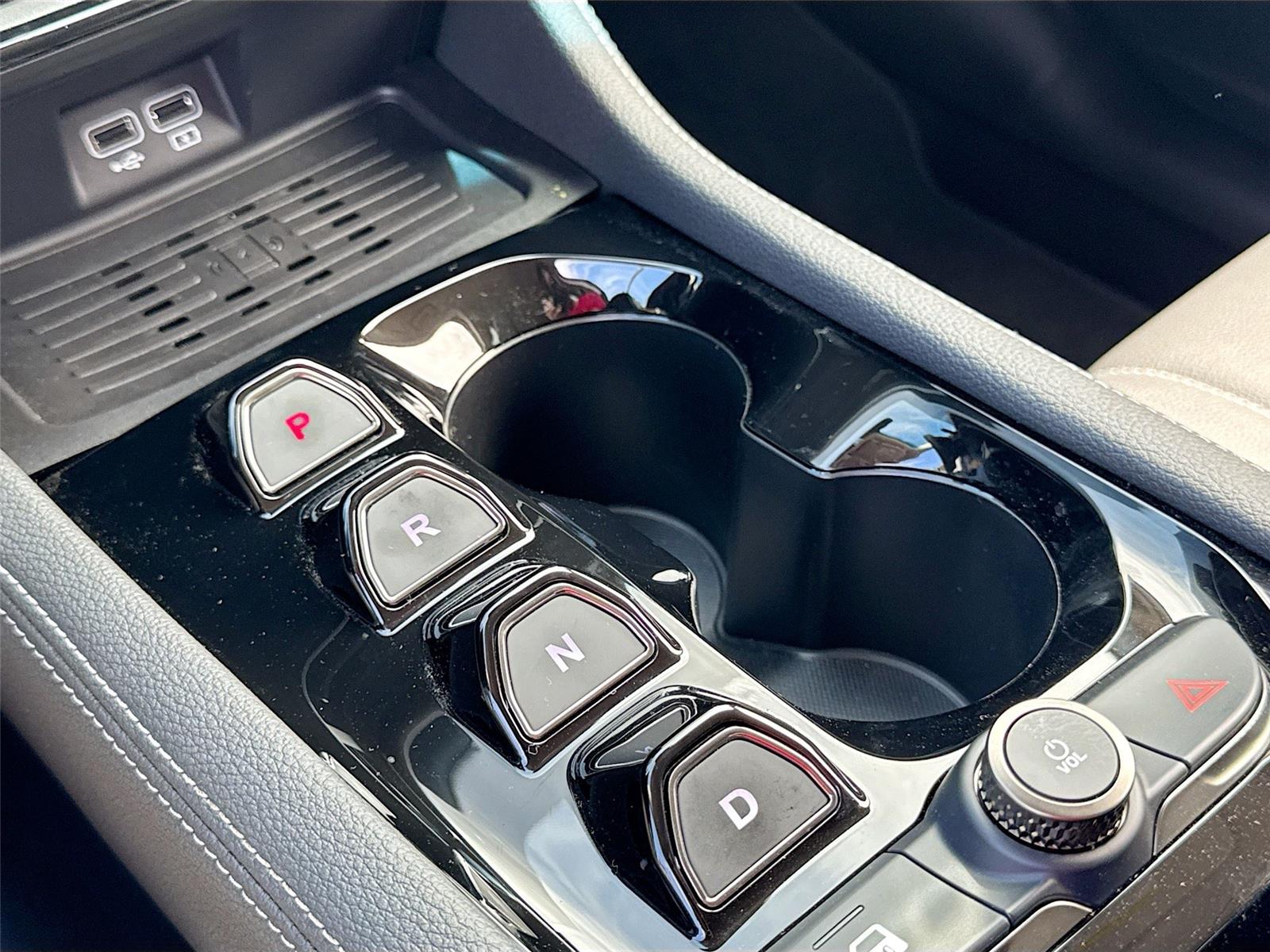 2025 VinFast VF 8 Eco - Photo 17