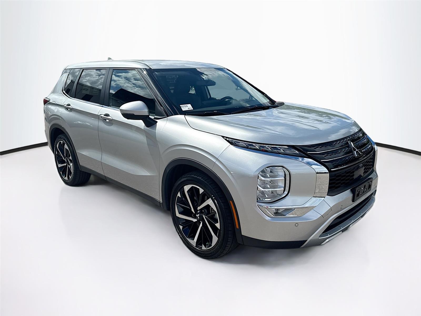 2024 Mitsubishi Outlander SE's photo