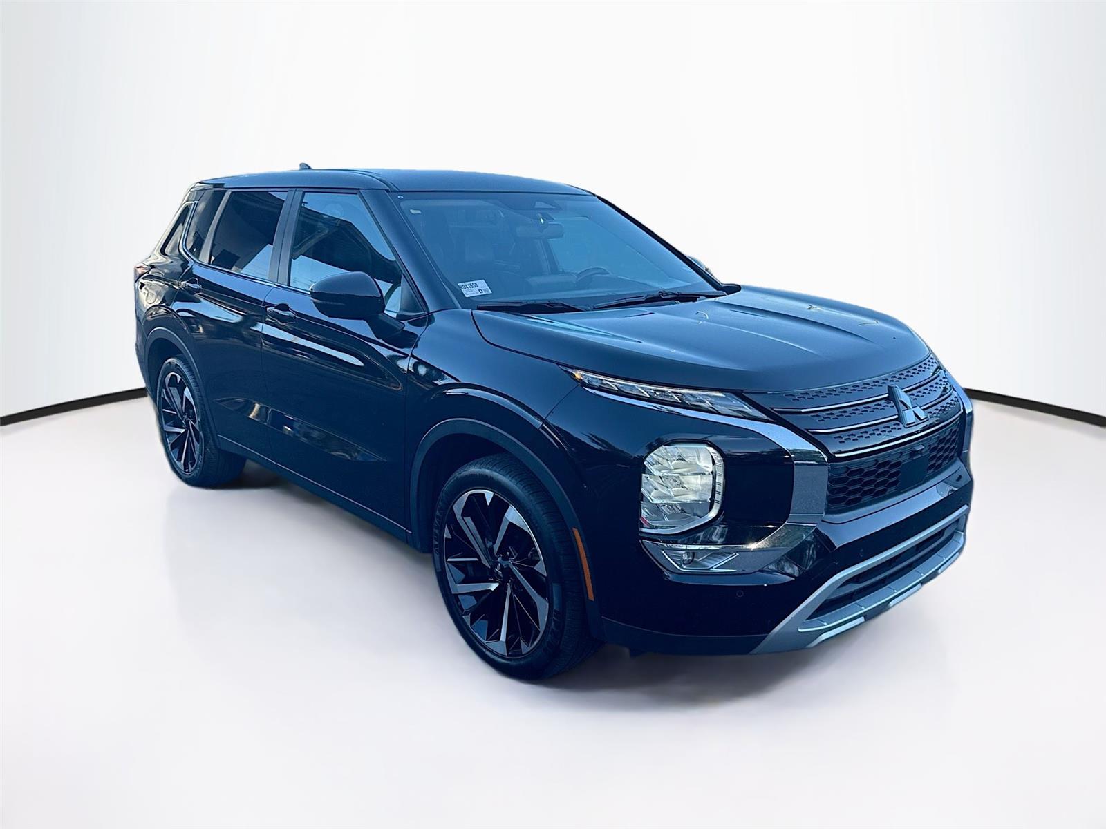 2024 Mitsubishi Outlander SE's photo