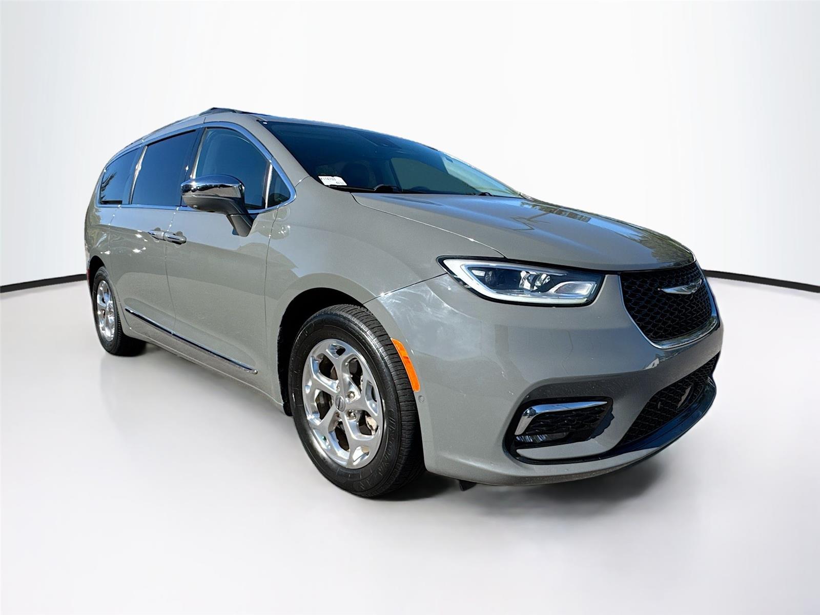 2022 Chrysler Pacifica Limited's photo