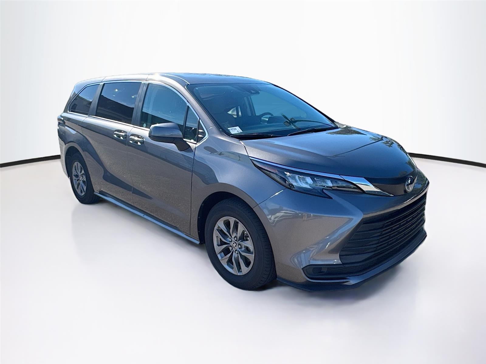 2024 Toyota Sienna LE's photo