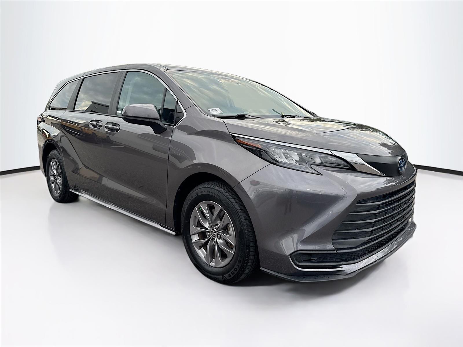 2024 Toyota Sienna LE's photo