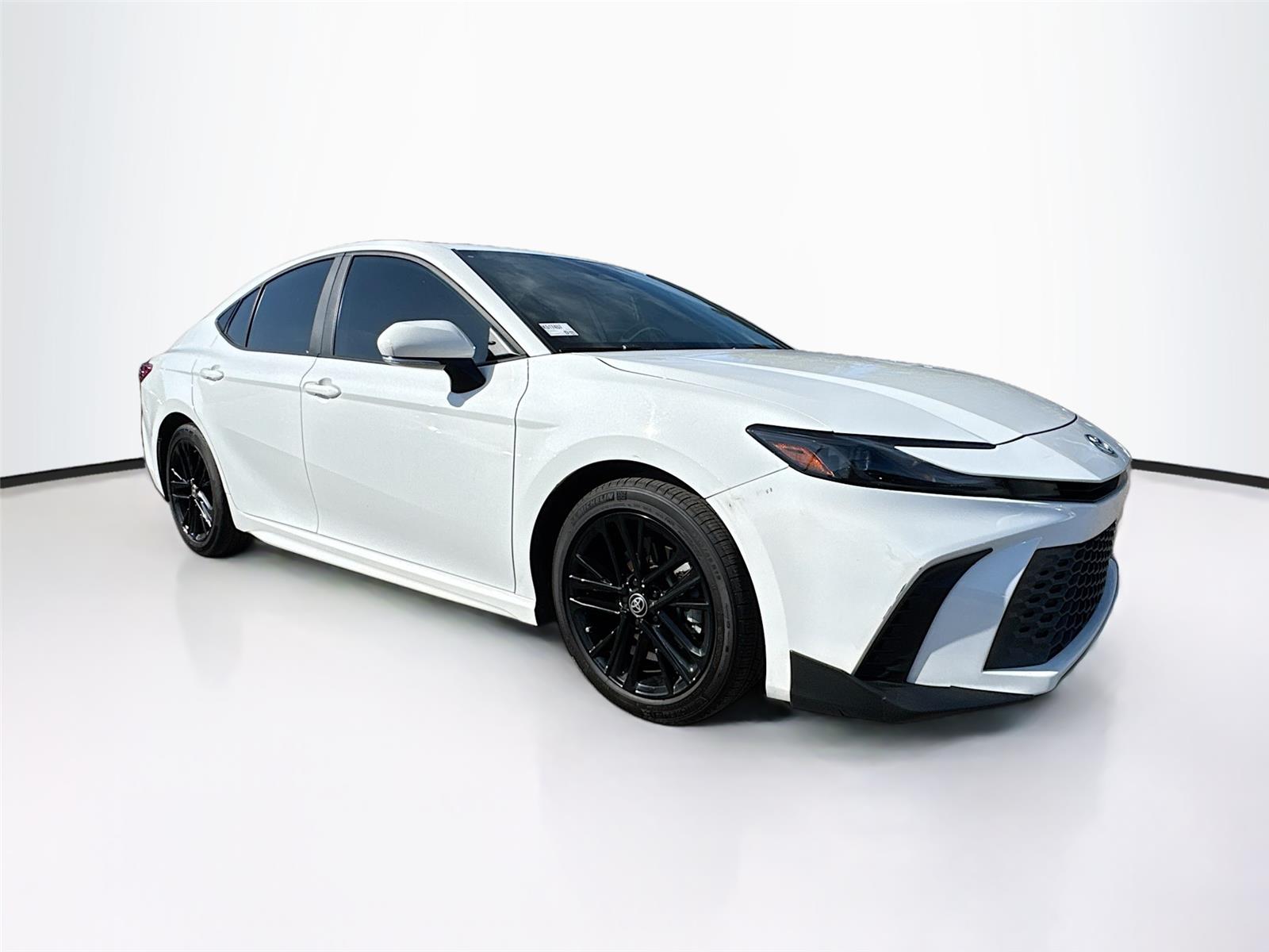 2025 Toyota Camry SE's photo