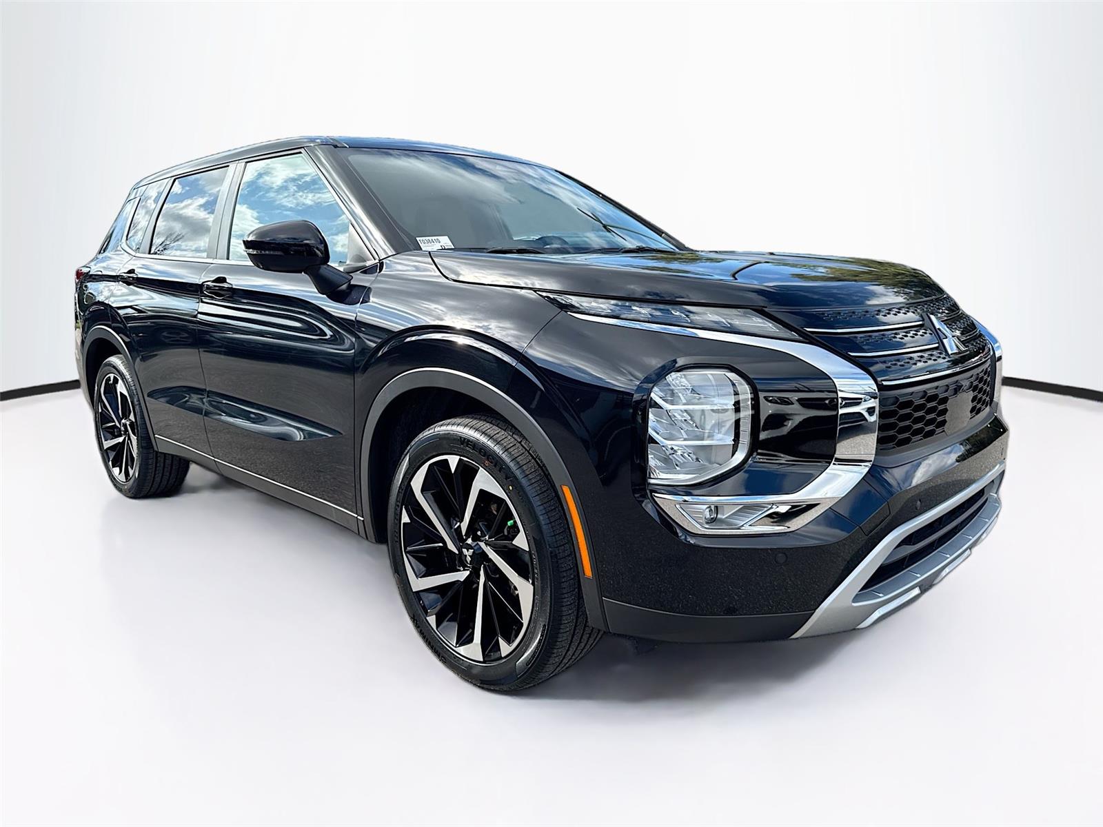 2022 Mitsubishi Outlander SE's photo