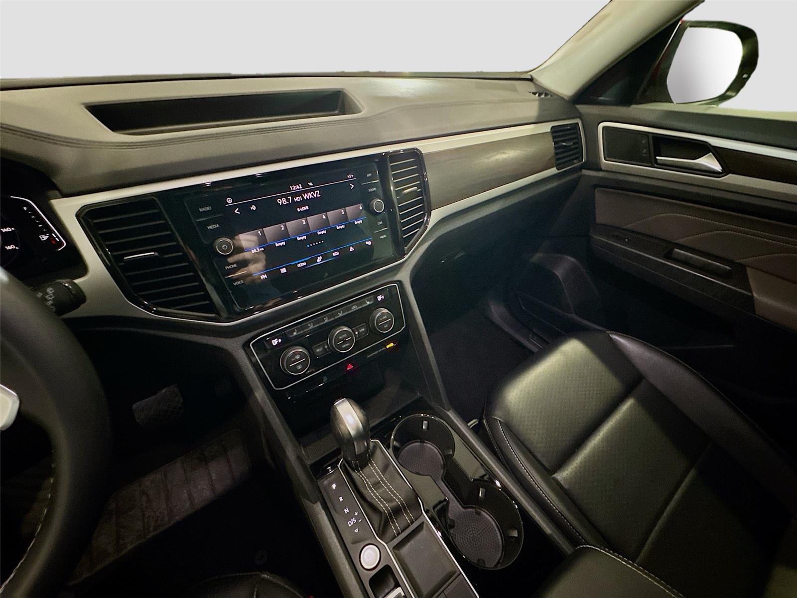 2022 Volkswagen Atlas SE w/Tech - Photo 8