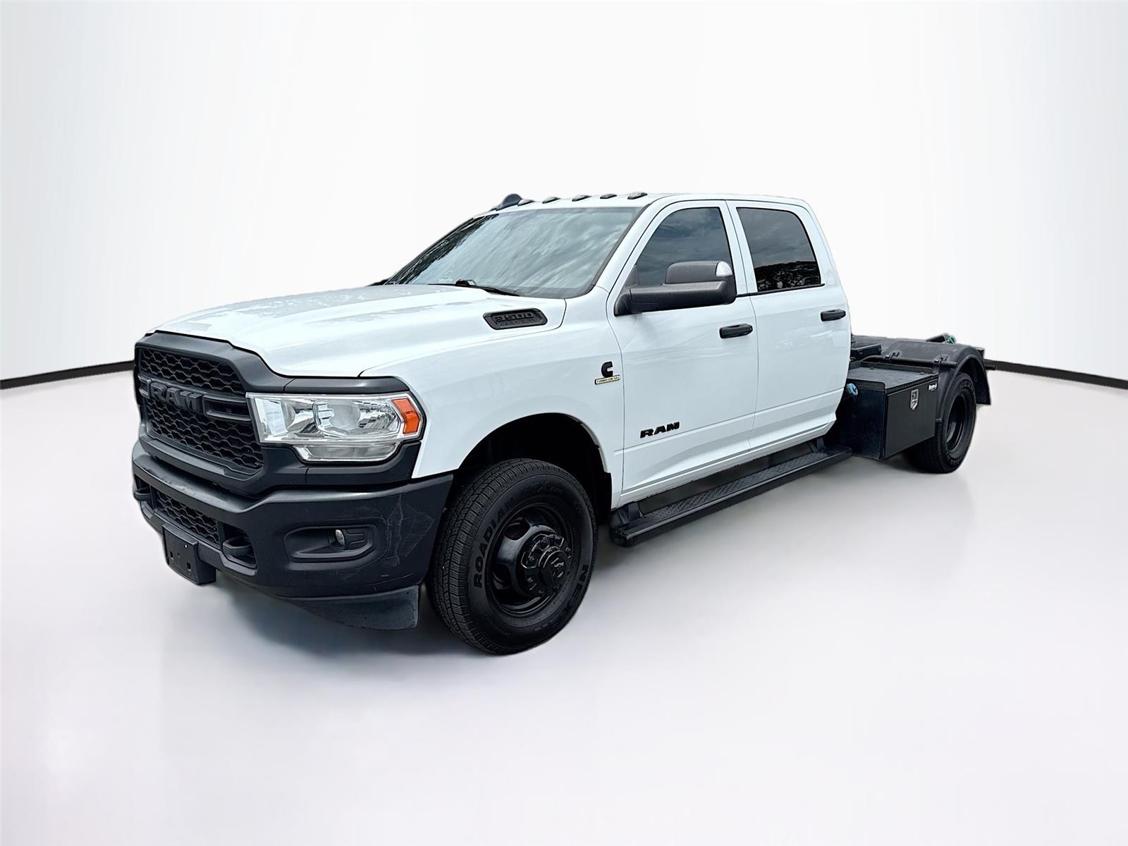 Bright White Clearcoat 2022 RAM 3500 Chassis Tradesman Crew Cab DRW RWD Pickup Truck 4X2 6-Speed Automatic