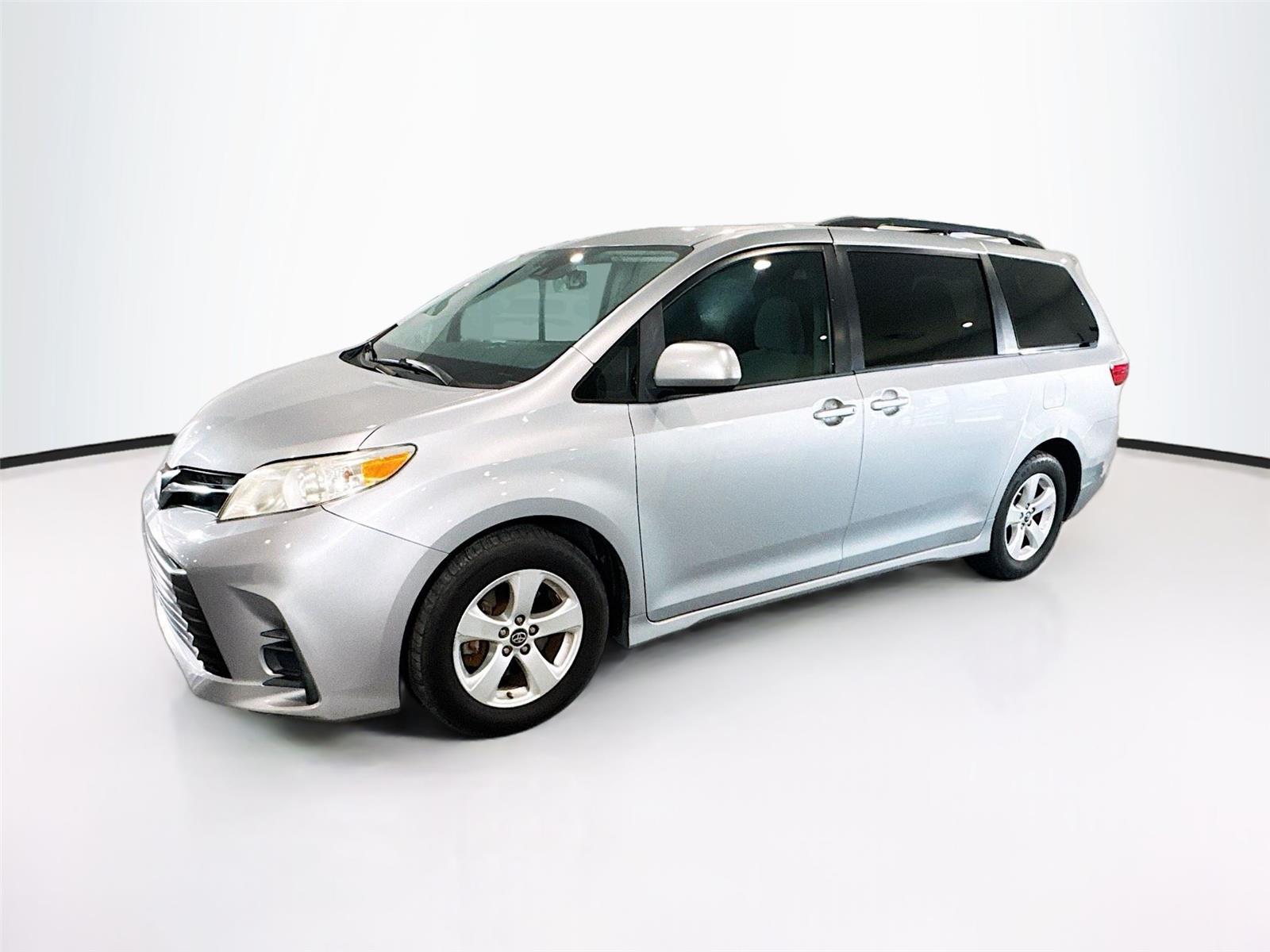 2018 Toyota Sienna LE V6 8-Passenger's photo