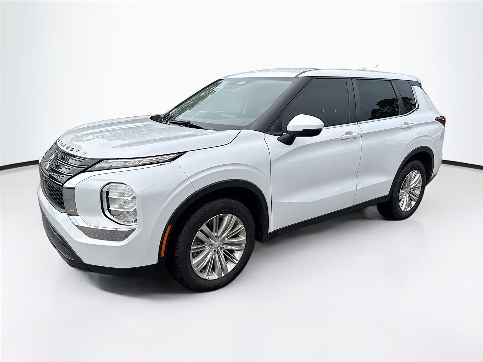 2024 Mitsubishi Outlander ES 2WD's photo