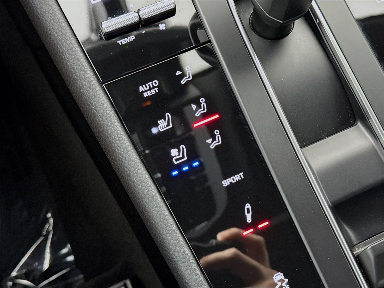 2023 Porsche Macan T - Photo 14