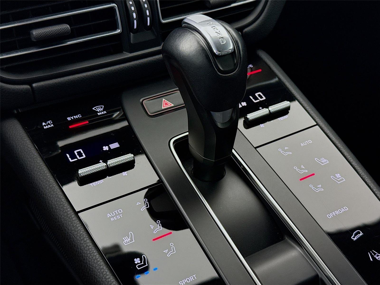 2023 Porsche Macan T - Photo 16