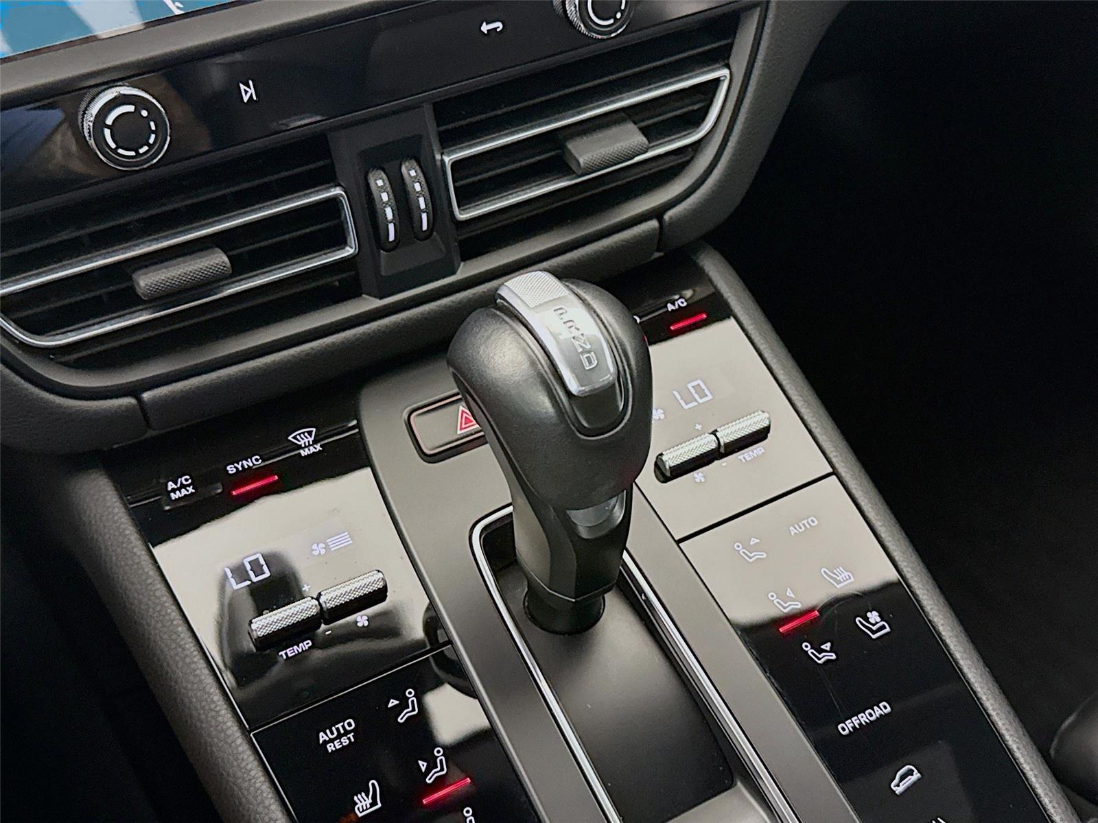 2023 Porsche Macan T - Photo 17