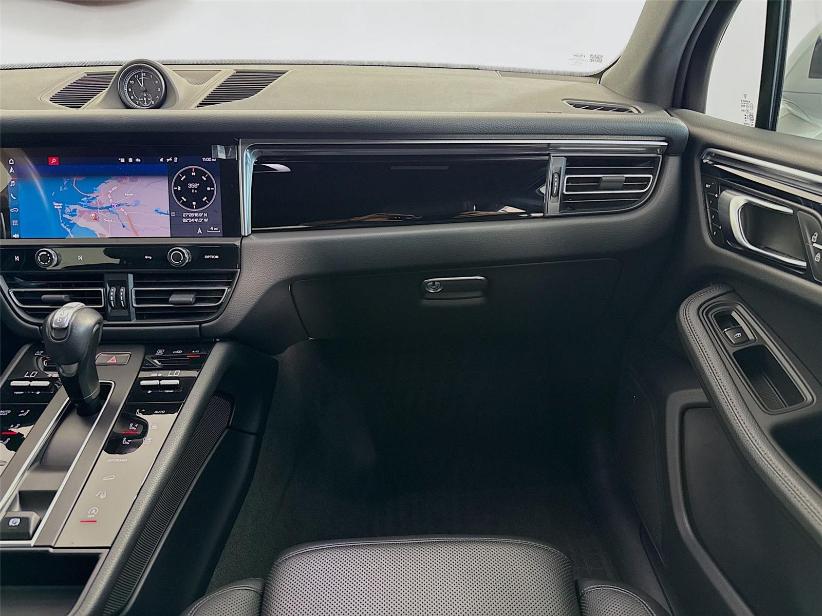 2023 Porsche Macan T - Photo 25
