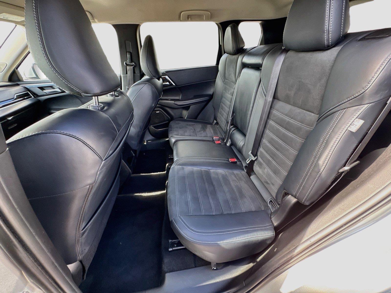 2025 Mitsubishi Outlander SE - Photo 25