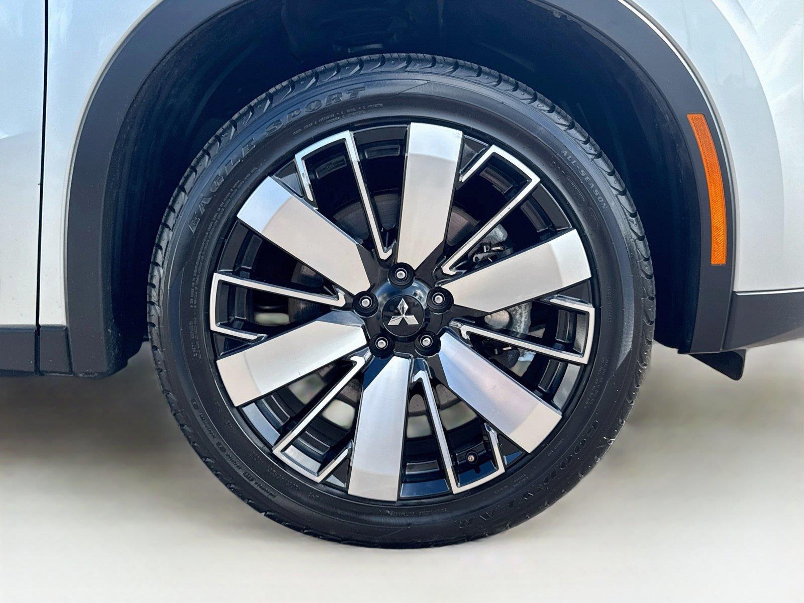 2025 Mitsubishi Outlander SE - Photo 38