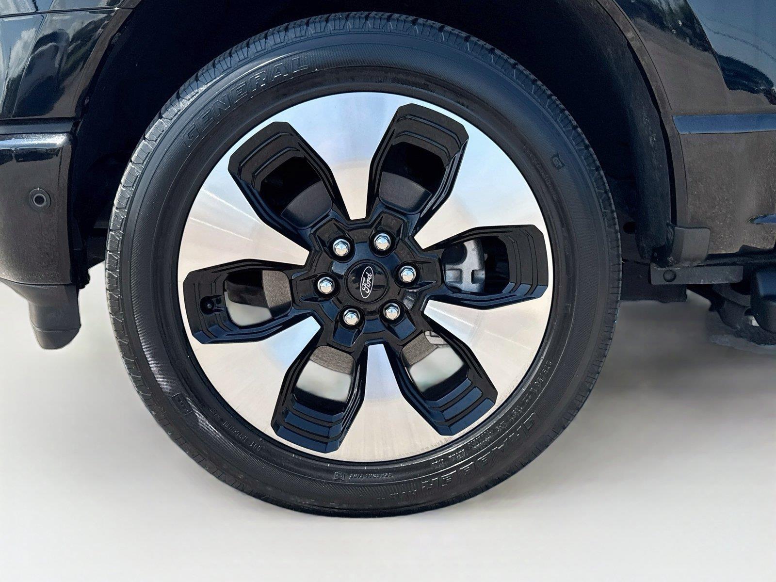 2023 Ford F-150 Lightning Platinum - Photo 32