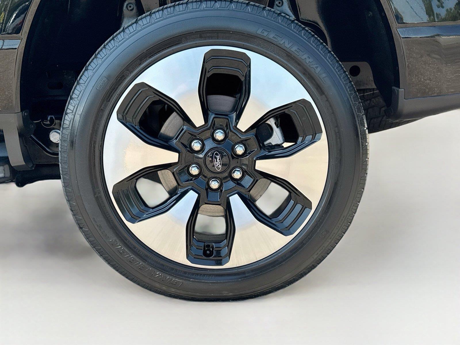 2023 Ford F-150 Lightning Platinum - Photo 33