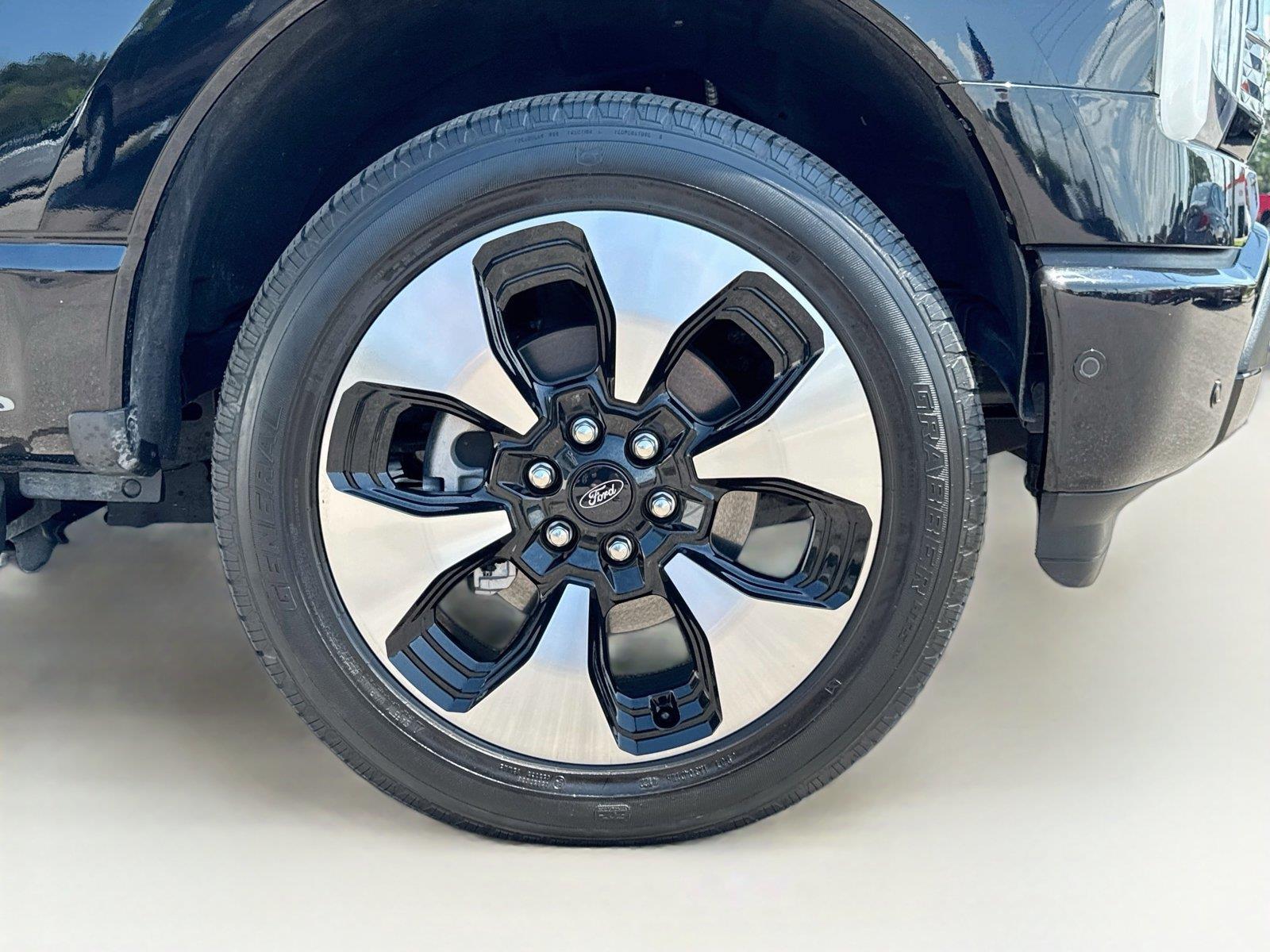 2023 Ford F-150 Lightning Platinum - Photo 34