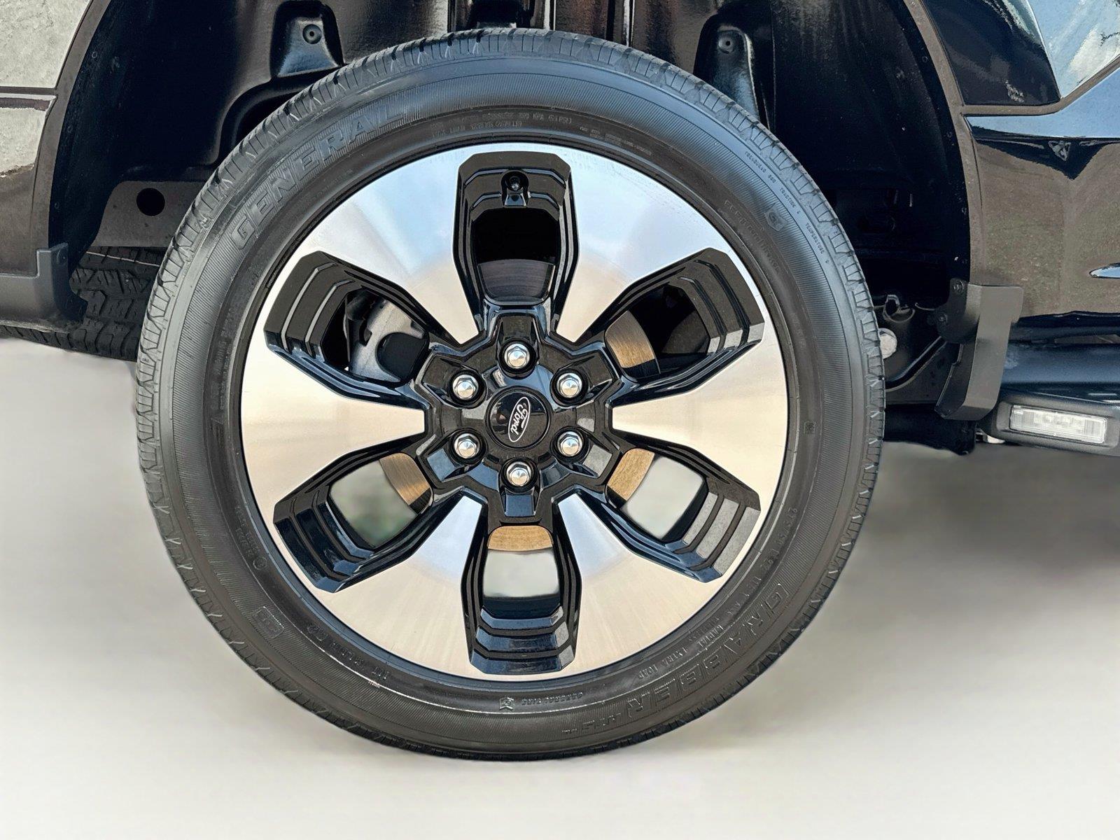 2023 Ford F-150 Lightning Platinum - Photo 35