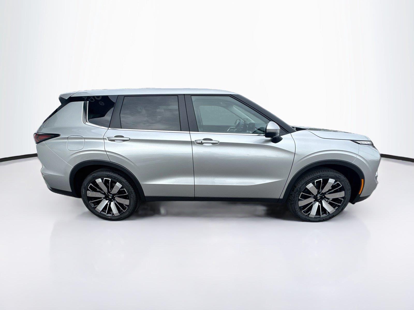 2026 Mitsubishi Outlander SE - Photo 6