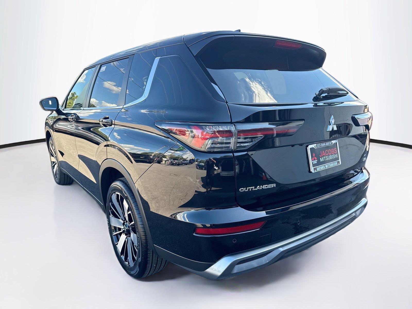 2026 Mitsubishi Outlander SE - Photo 3
