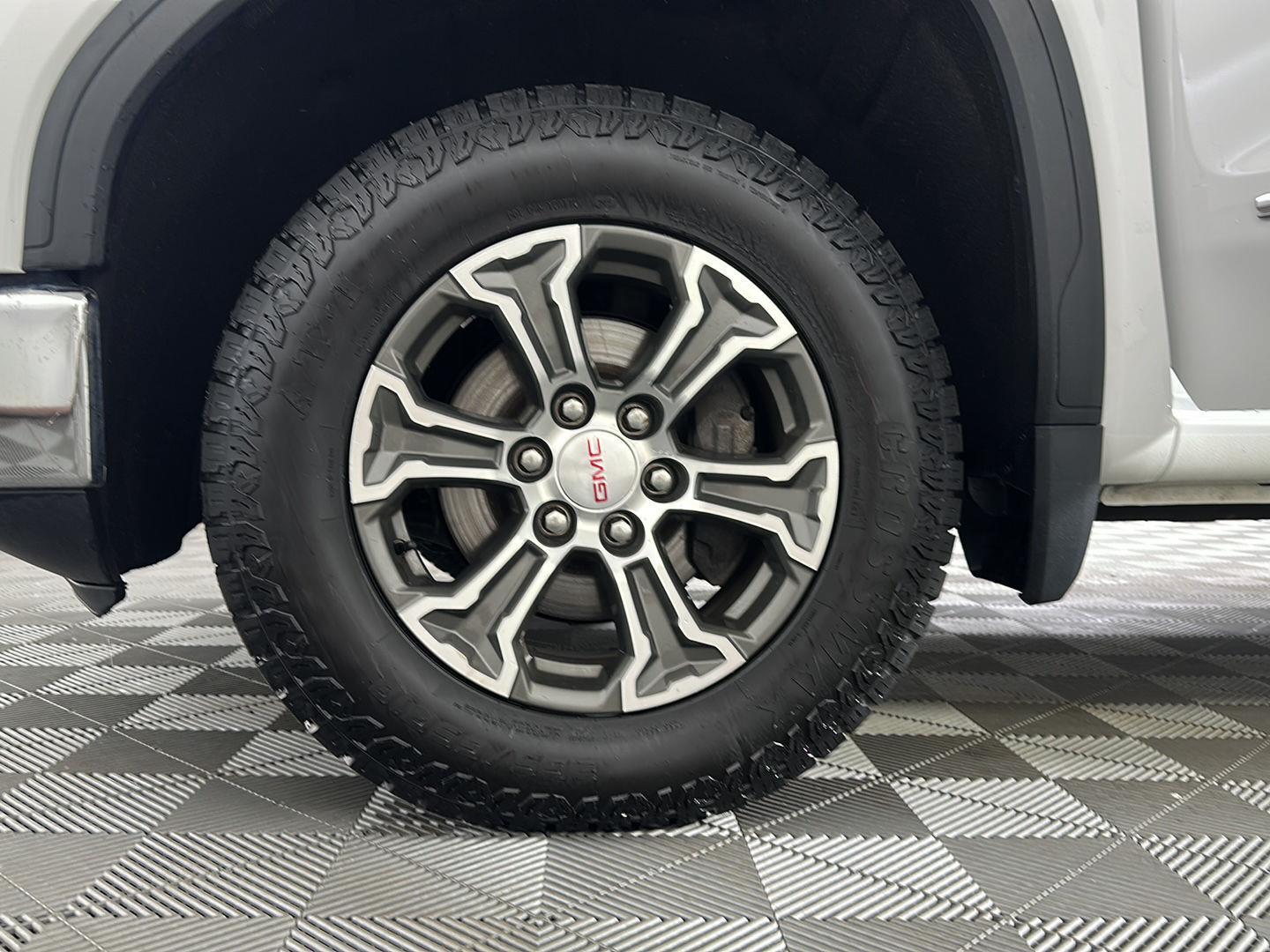 Used 2020 Summit White GMC SLE image 2