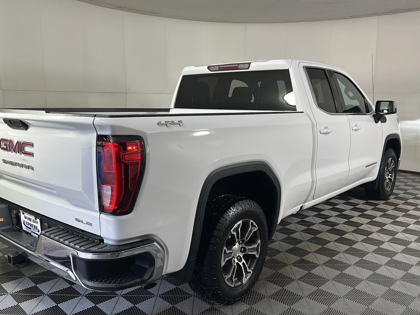 Used 2020 Summit White GMC SLE image 10