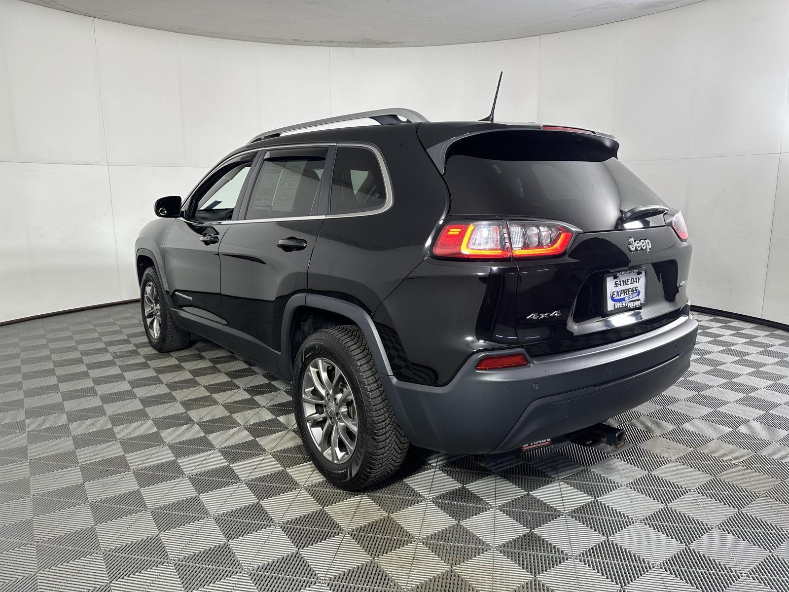 Used 2019 Diamond Black Crystal Pearlcoat Jeep Latitude Plus image 14