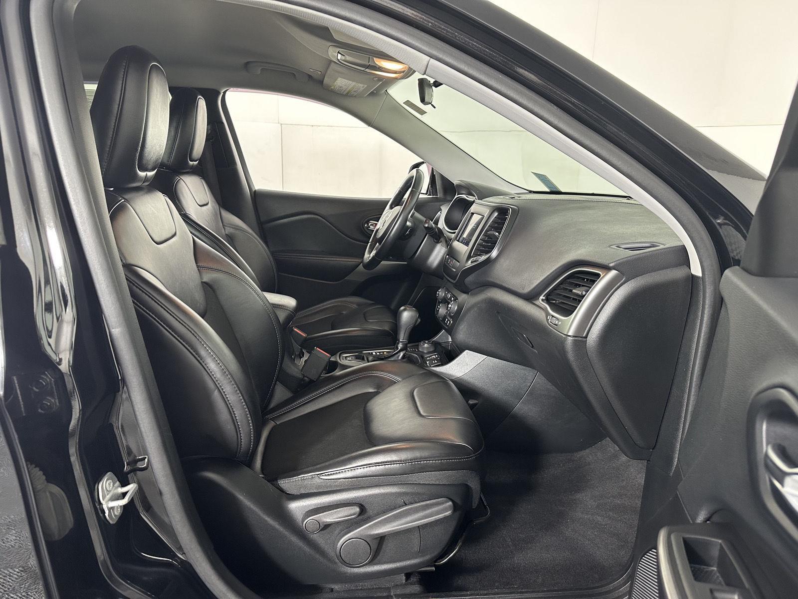 Used 2019 Diamond Black Crystal Pearlcoat Jeep Latitude Plus image 15