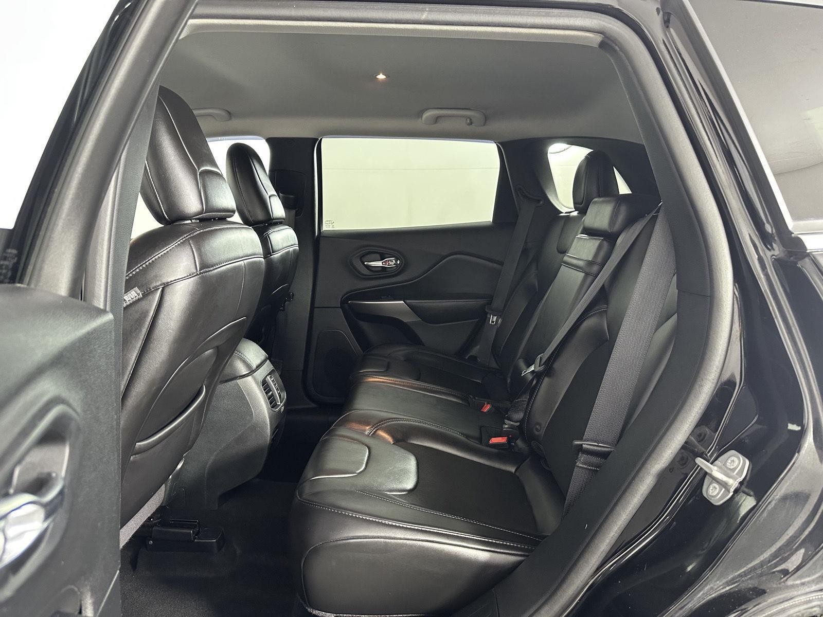 Used 2019 Diamond Black Crystal Pearlcoat Jeep Latitude Plus image 17