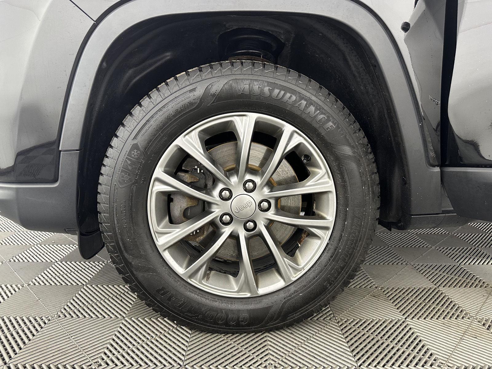Used 2019 Diamond Black Crystal Pearlcoat Jeep Latitude Plus image 19