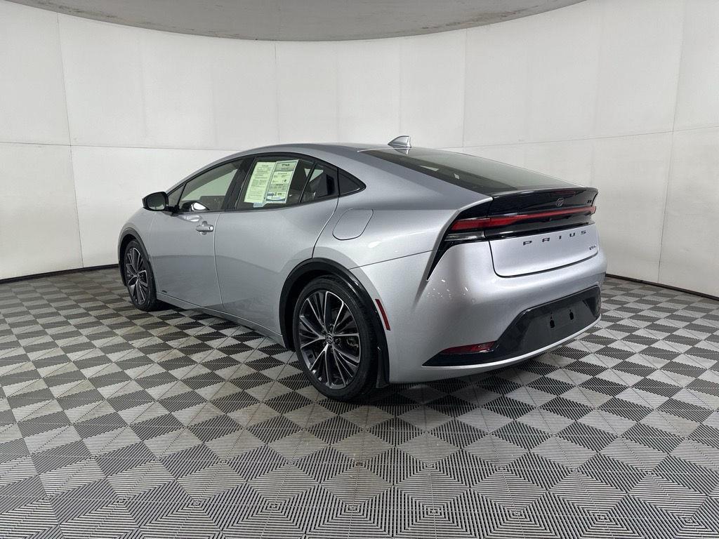 Used 2025 Cutting Edge Toyota XLE image 6