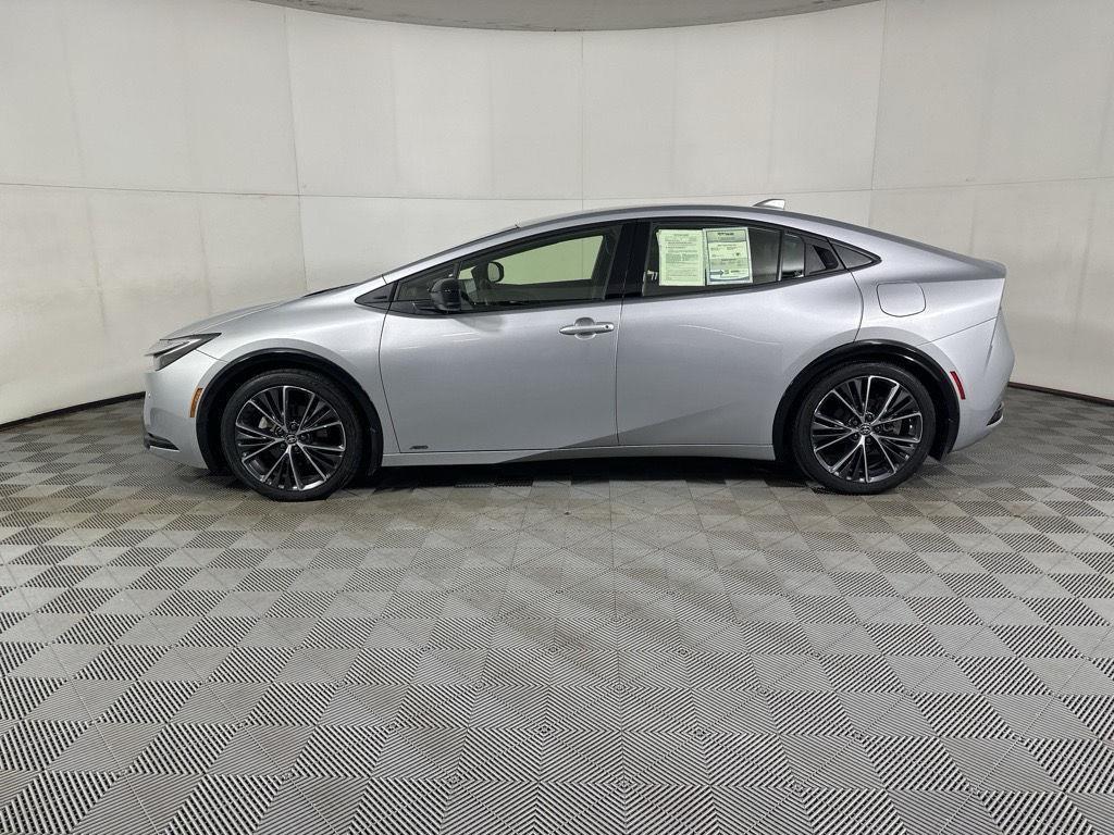 Used 2025 Cutting Edge Toyota XLE image 7