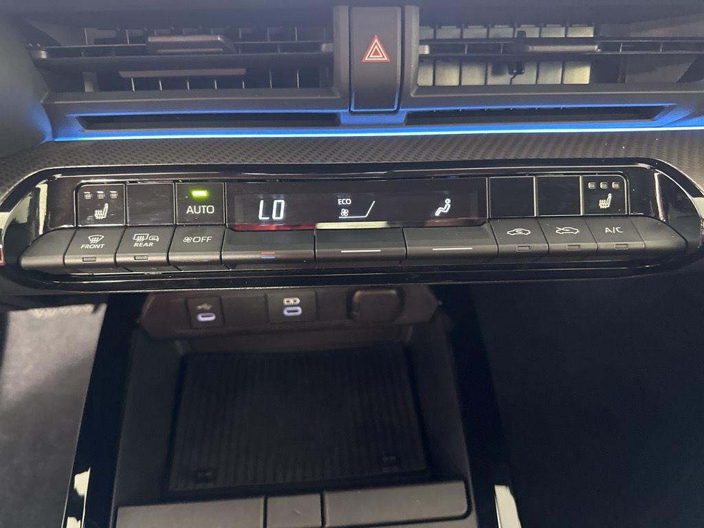 Used 2025 Cutting Edge Toyota XLE image 17