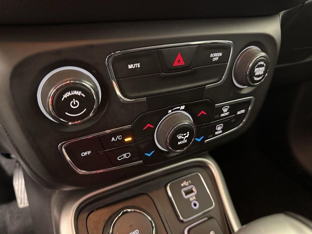 Used 2019  Jeep  image 12