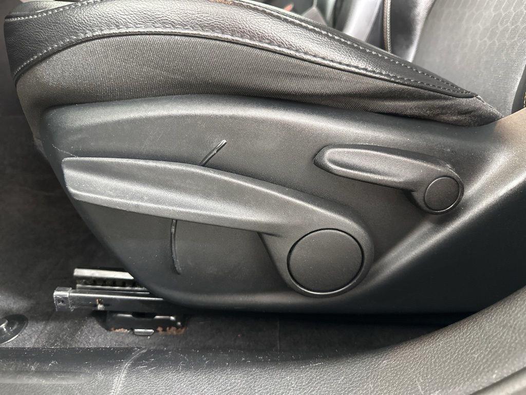 Used 2019  Jeep  image 17