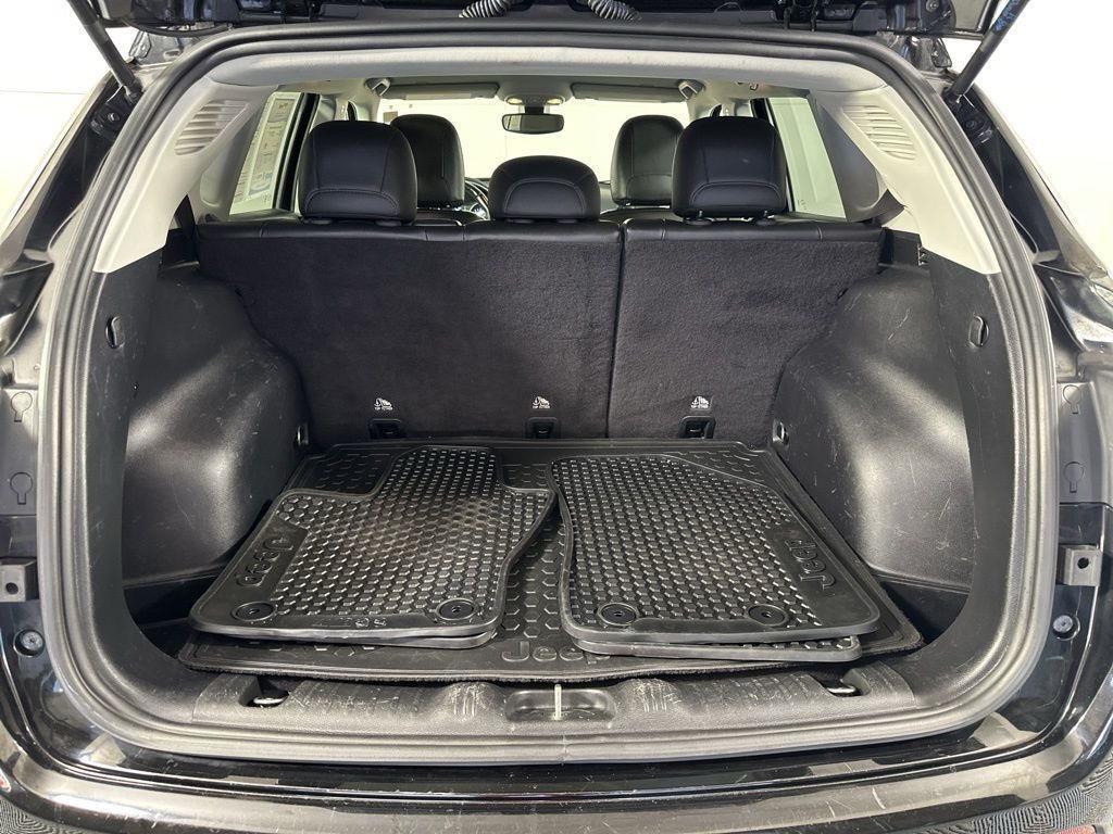Used 2019  Jeep  image 7