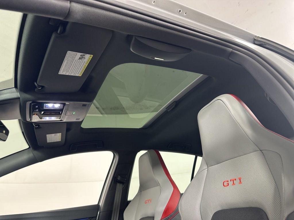 Used 2023 Moonstone Gray Volkswagen SE image 4