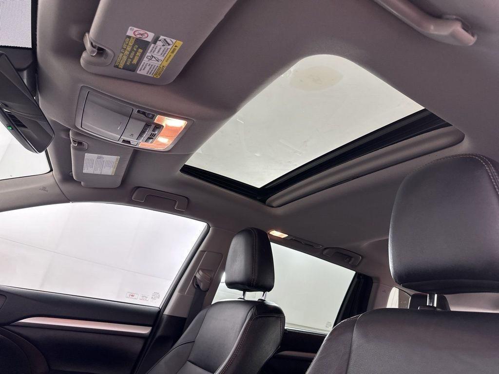 Used 2017 Blizzard Pearl Toyota XLE image 3