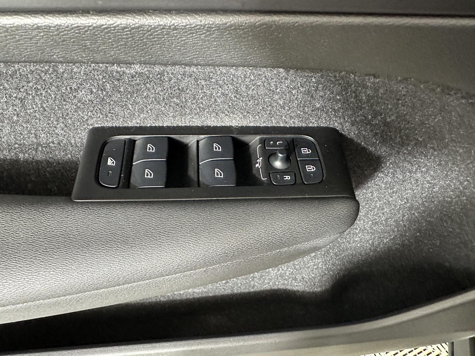 Used 2022 Crystal White Metallic Volvo R-Design image 7