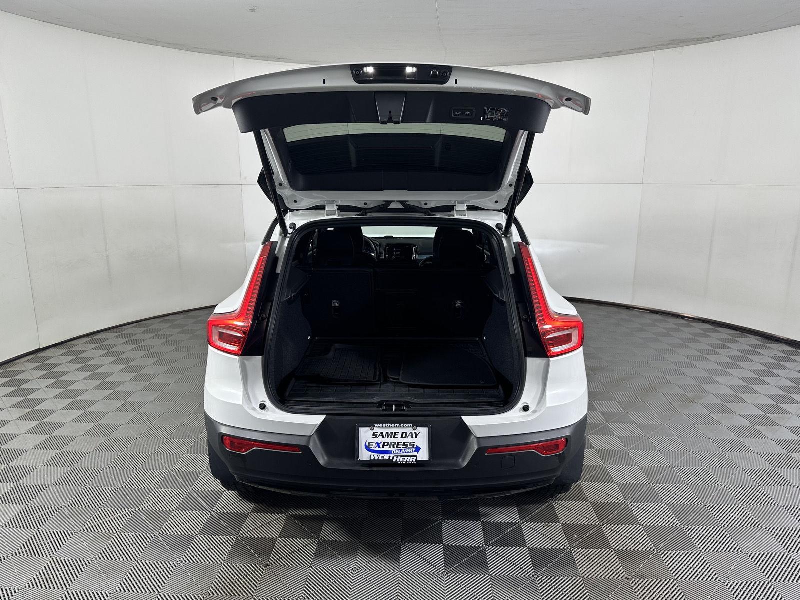 Used 2022 Crystal White Metallic Volvo R-Design image 19