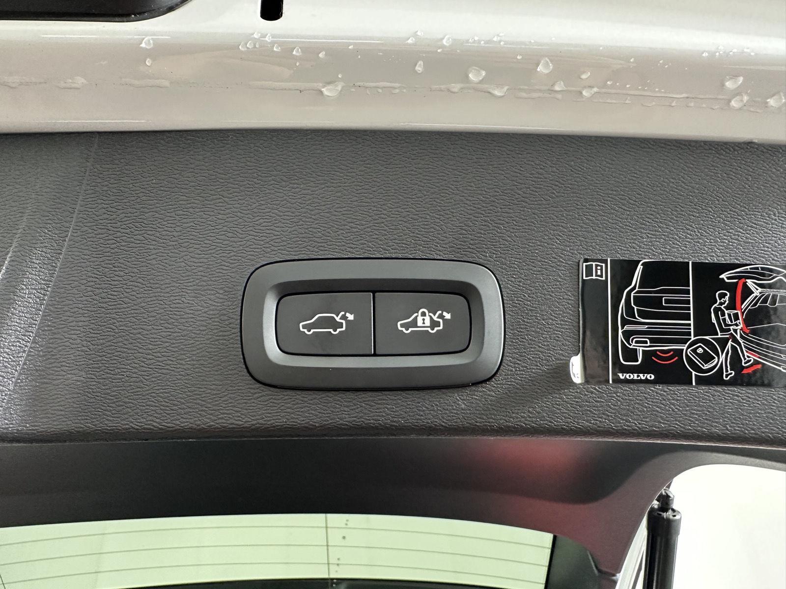 Used 2022 Crystal White Metallic Volvo R-Design image 20