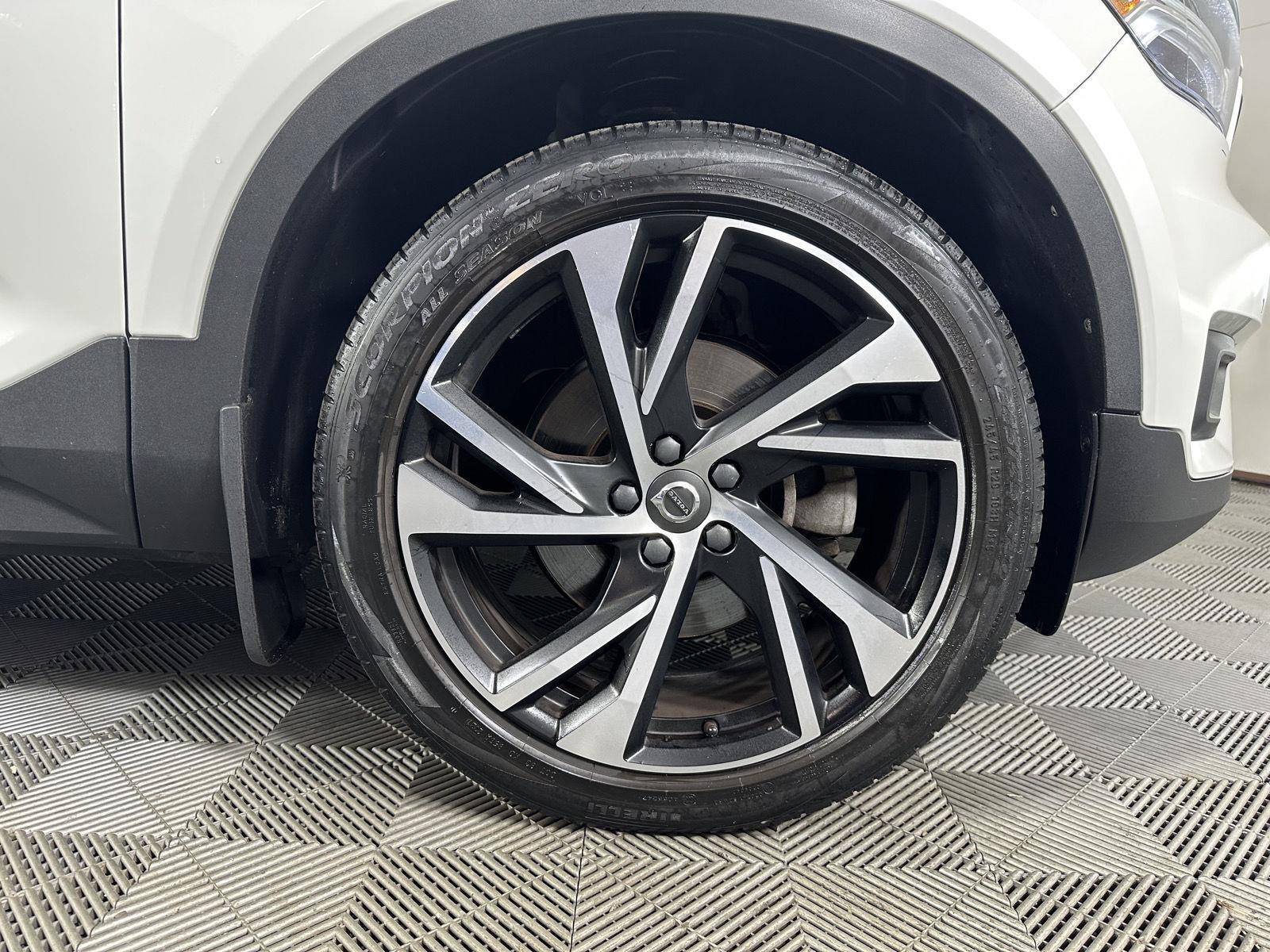 Used 2022 Crystal White Metallic Volvo R-Design image 24