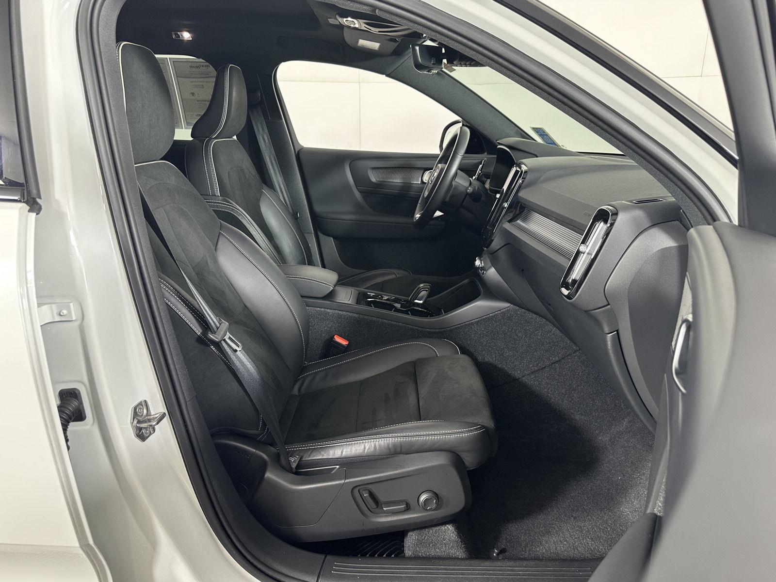 Used 2022 Crystal White Metallic Volvo R-Design image 27