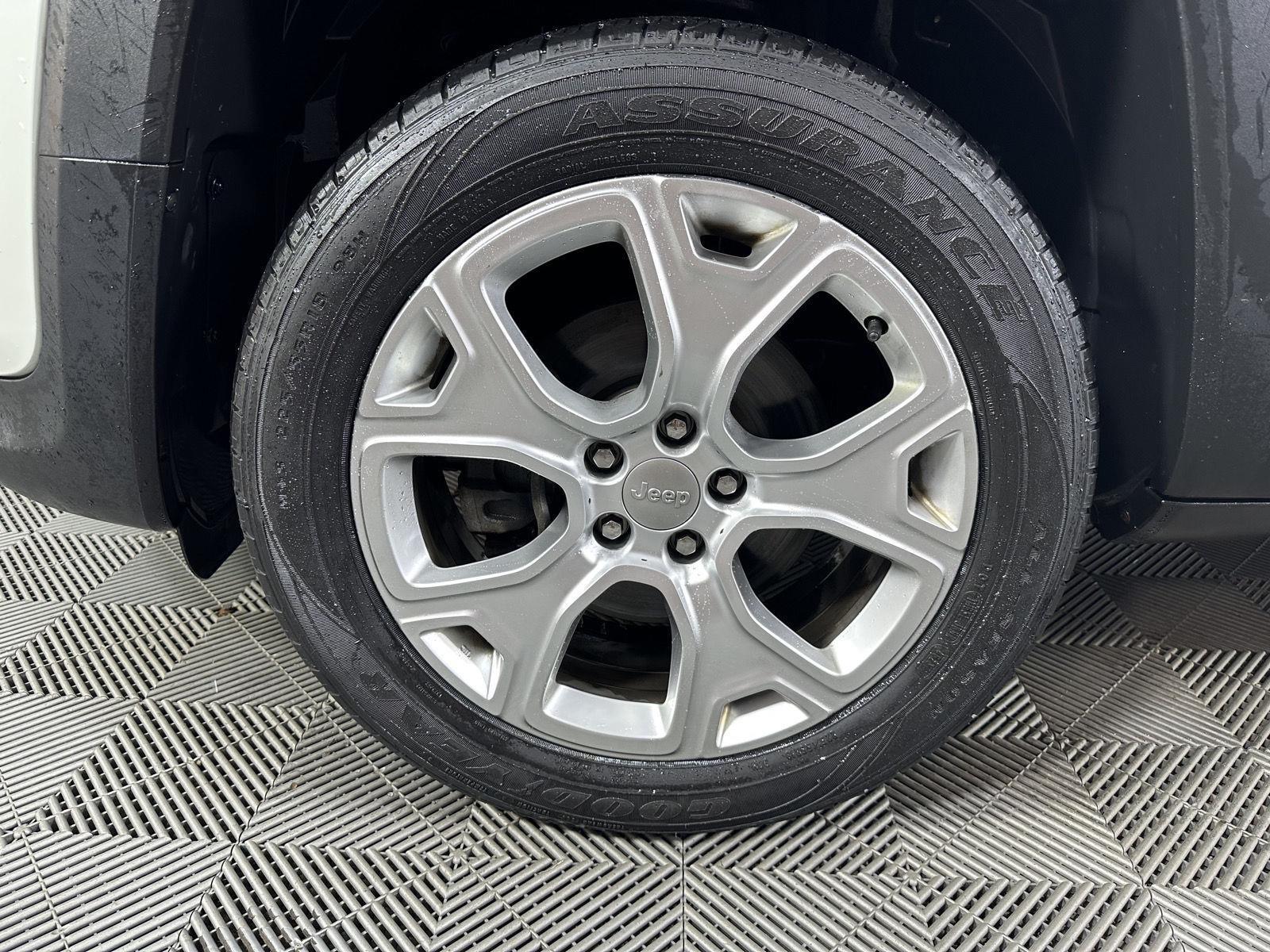 Used 2020 Alpine White Clearcoat Jeep Limited image 17